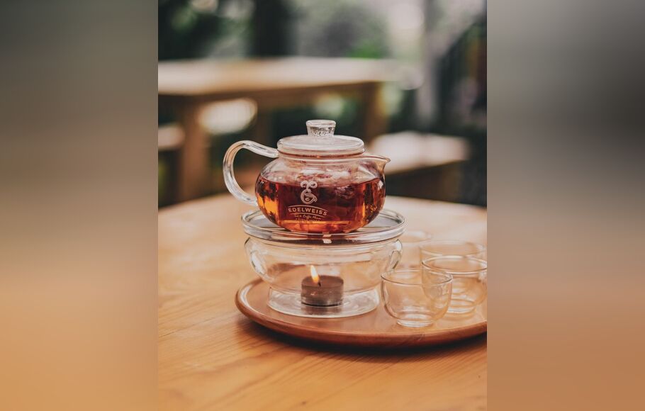 Sajian teh dari Edelweiss Tea & Coffee House Bandung.