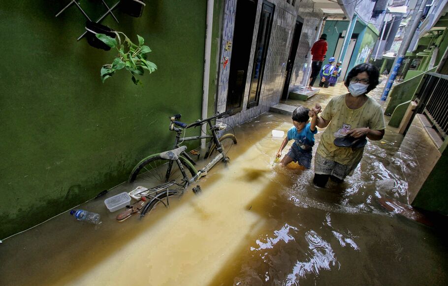 Warga beraktivitas di tengah banjir kiriman yang melanda Wilayah RW 04 dan RW 05 Kampung Melayu, Jakarta Timur, atau biasa yang disebut daerah Kebon Pala, Senin 8 November 2021.