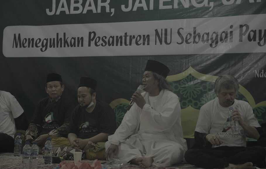Suasana silaturahmi Aspirasi Lora dan Gus (Asparagus), di Ndalem Joglo Gus Muwafiq, Yogyakarta, Senin, 8 November 2021 malam lalu.
