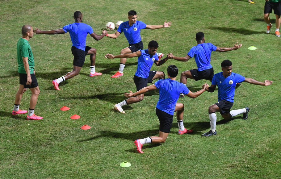 Pemain Timnas Indonesia berlatih di Lapangan B, Senayan, Jakarta, Selasa, 9 November 2021.