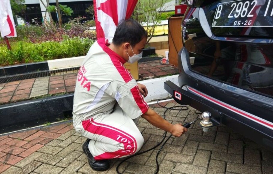 Petugas melakukan uji emisi kendaraan roda empat di Kantor Wali Kota Jakarta Timur, Rabu 10 November 2021. 