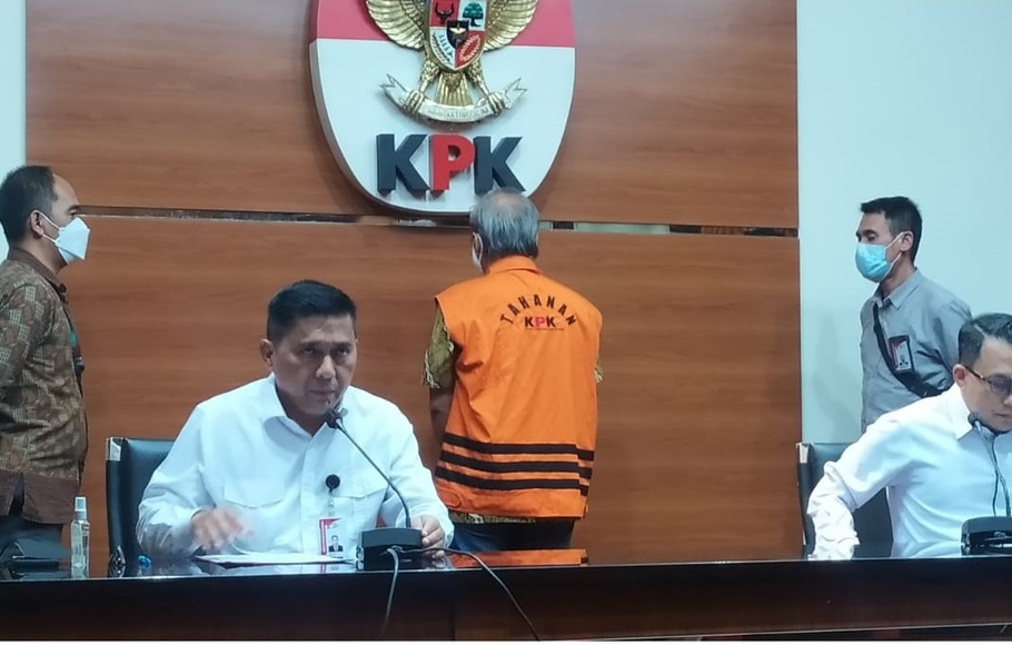 Deputi Penindakan dan Eksekusi KPK, Karyoto (kiri) menyampaikan penahanan Kepala Divisi Konstruksi VI PT Adhi Karya (Persero), Dono Purwoko yang merupakan tersangka kasus dugaan korupsi proyek kampus IPDN di Minahasa Sulut di Gedung KPK, Jakarta, Rabu, 10 November 2021.