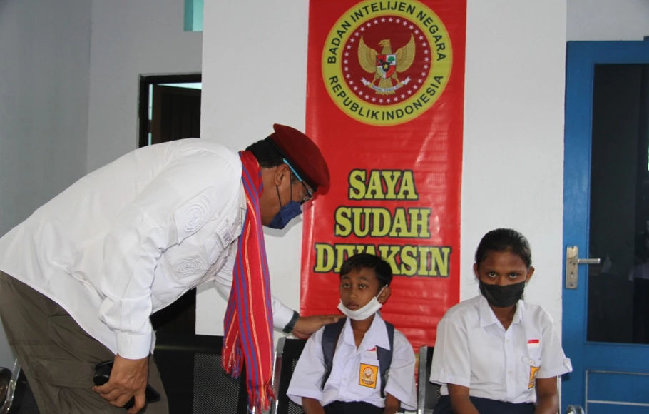 Kabinda Maluku Brigjen Tni Jimmy Aritonang saat menyapa pelajar yang akan menjalani vaksinasi Covid-19.