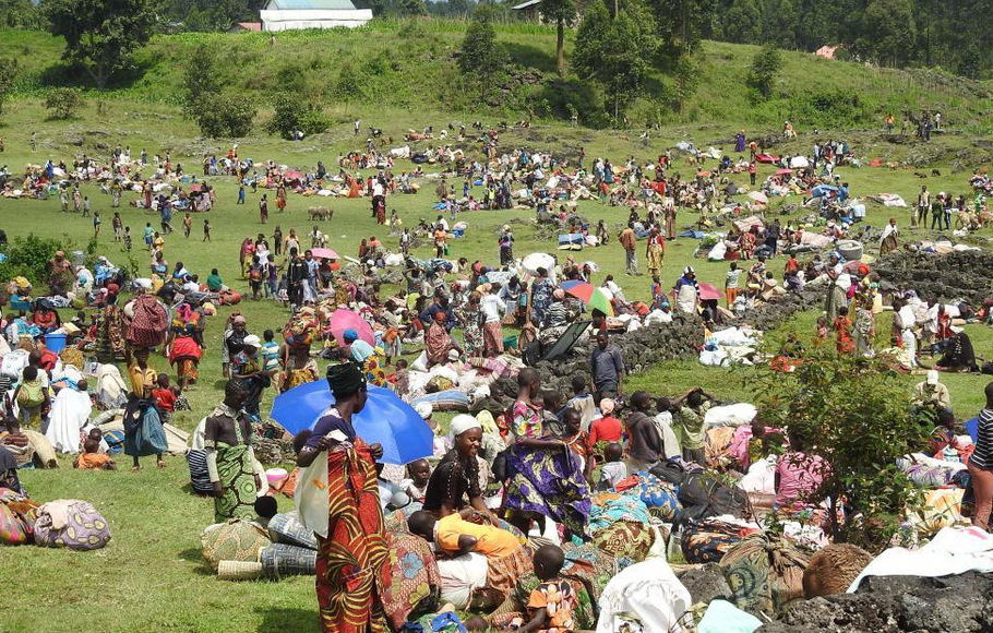 Para pengungsi asal Kongo berkemah di lapangan bermain di Bunagana, Kisoro, Uganda barat daya pada Senin 8 November 2021.
