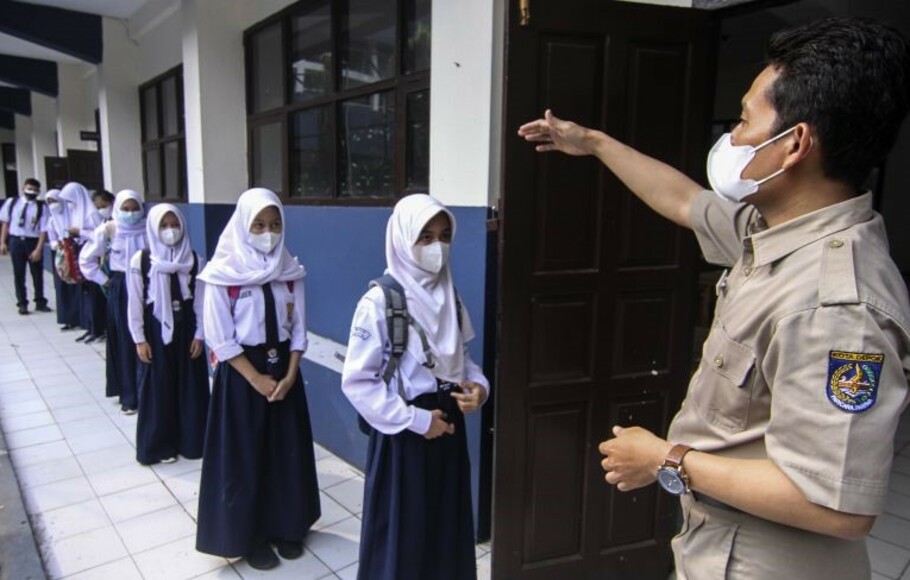 Sisswa berbaris sebelum memasuki ruang kelas untuk mengikuti pembelajaran tatap muka terbatas di SMPN 1 Depok, Depok, Jawa Barat, Senin 4 Oktober 2021 lalu. 