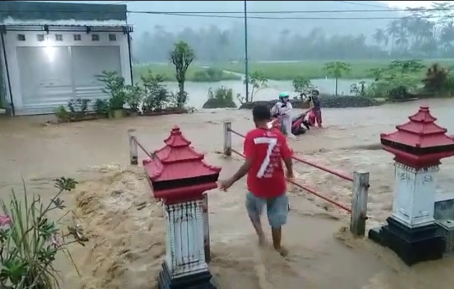 Bencana banjir melanda wilayah Pacitan, Jawa Timur, Kamis, 11 November 2021.