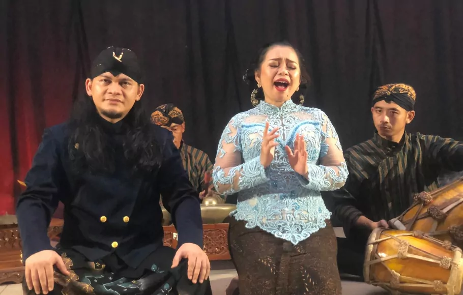 Mbah Mijan dan Sindy Purbawati dalam single Setan Ora Doyan Demit Ora Ndulit.