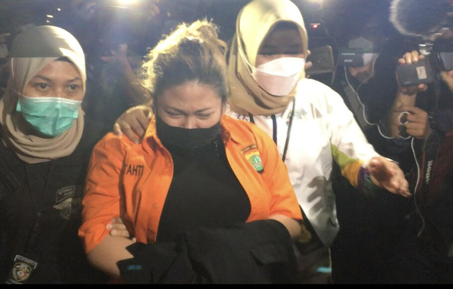 Olivia Nathania, anak Nia Daniaty mengenakan baju tahanan berwarna oranye dengan tangan ditutup kain berwarna hitam saat keluar dari Gedung Ditreskrimum Polda Metro Jaya, Kamis, 11 November 2021.  