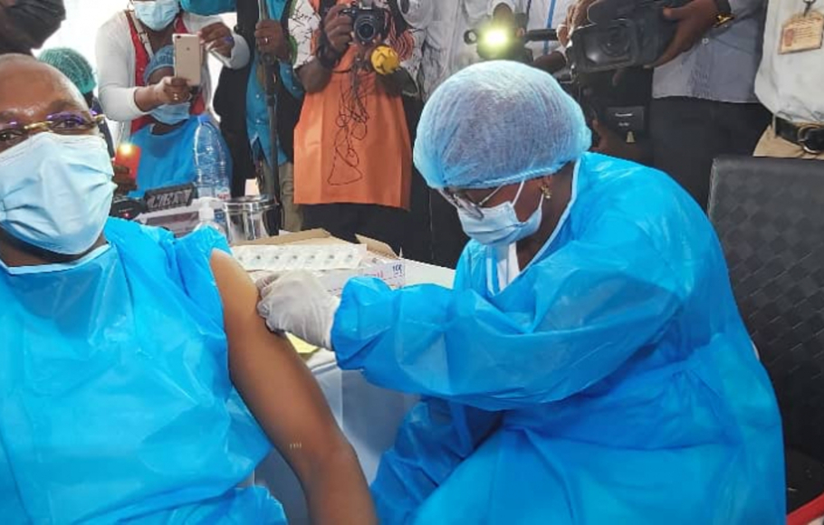 Warga Kamerun mendapatkan vaksinasi Covid-19. 