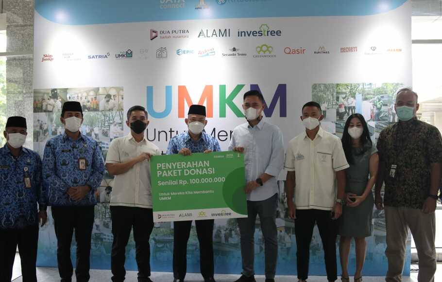 Hipmi Jaya bekerjasama dengan Pemerintah Kota Jakarta Timur menyalurkan bantuan kepada UMKM dan masyarakat yang membutuhkan senilai Rp 100 juta melalui program UMKM (Untuk Mereka Kita Membantu).



