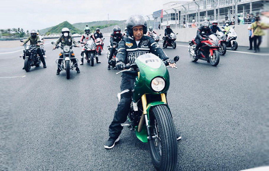 Presiden Joko Widodo menjajal langsung Sirkuit Mandalika dengan motor balap pribadinya di Lombok Tengah, Provinsi Nusa Tengggara Barat (NTB), Jumat, 12 November 2021.