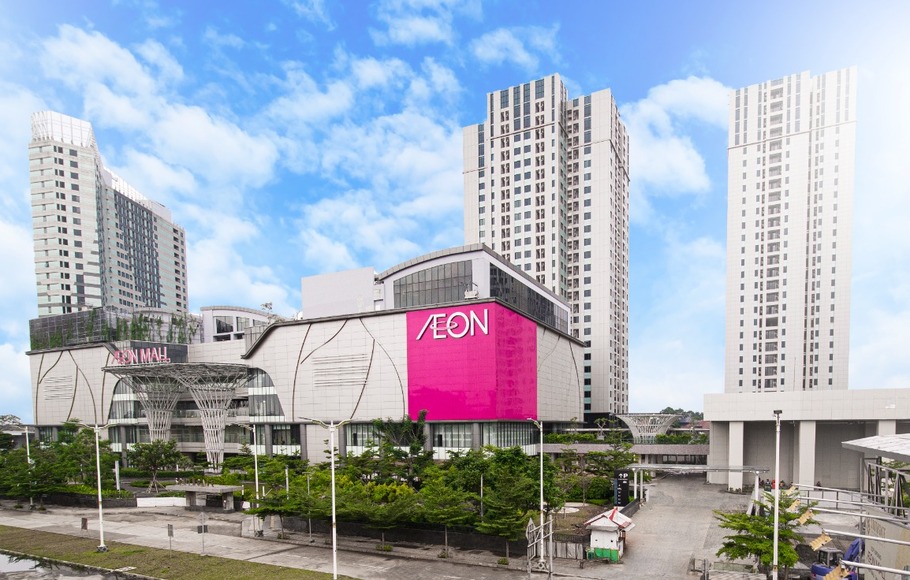 Aeon Mall Tanjung Barat berada di dalam kawasan superblok Southgate yang dikembangkan oleh Sinar Mas Land (SML).