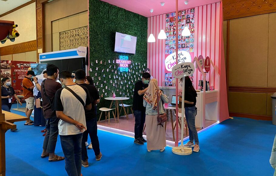 
Suasana booth Kopi Chuseyo dalam ajang International Franchise, License & Business Concept Expo & Conference (IFRA), di Jakarta Convention Center (JCC), Jakarta.