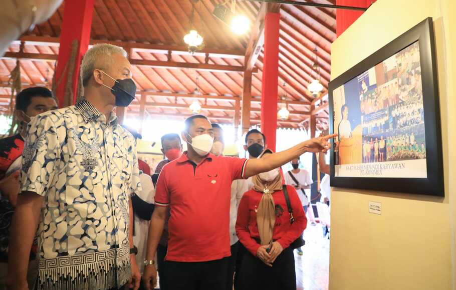 Gubernur Jawa Tengah (Jateng) Ganjar Pranowo menghadiri pameran foto 44 tahun perjalanan karier Hadi Rudyatmo di Joglo Pucangsawit, Kecamatan Jebres, Kota Surakarta, Jumat 12 November 2021.