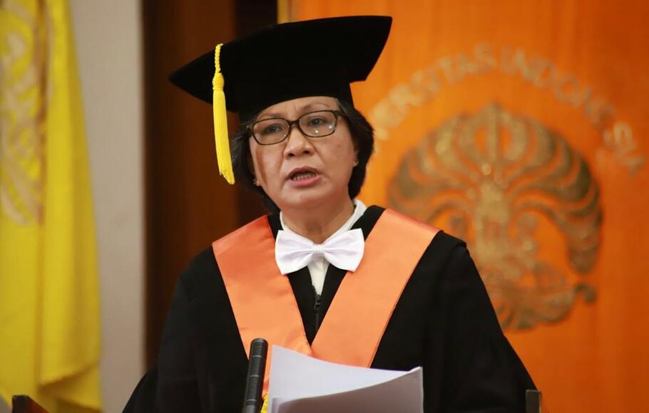 Prof Evi Fitriani MA PhD saat dikukuhkan sebagai Guru Besar dalam Ilmu Hubungan Internasional Universitas Indonesia, Sabtu 13 November 2021.