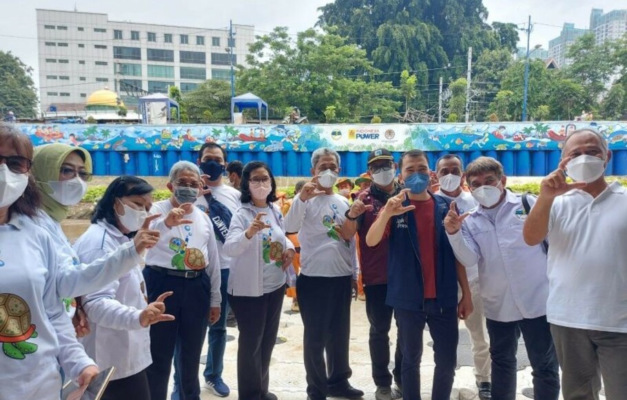 Gerakan Ciliwung Bersih memperingati 10 Tahun Hari Ciliwung di Penjernihan, Jakarta Pusat, Sabtu 13 November 2021.