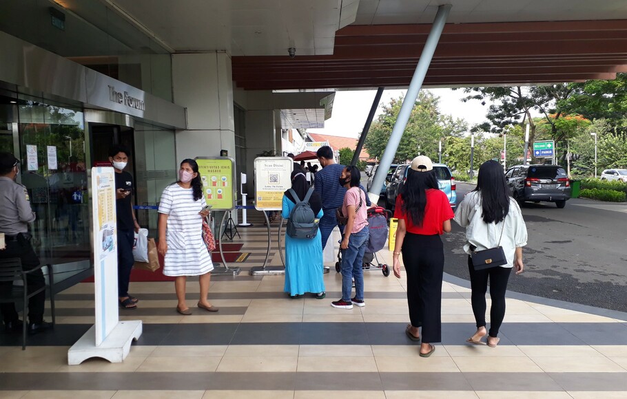 Petugas keamanan di Summarecon Mall Bekasi menyeleksi ketat pengunjung yang masuk dengan penggunaan aplikasi PeduliLindungi dan penerapan prokes ketat, Sabtu, 13 November 2021.