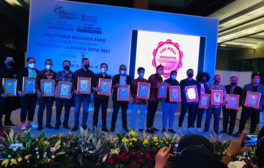 Penyerahan penghargaan The Most Innovative Franchise Awards 2021, di sela kegiatan pameran  International Franchise License & Business Concept Expo & Conference (IFRA), di Jakarta Convention Center (JCC), Jakarta Pusat, Sabtu, 13 November 2021.