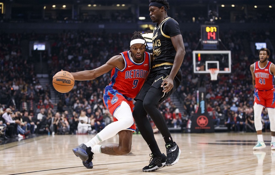 Jerami Grant dari Detroit Pistons mencoba melewati Pascal Siakam dari Toronto Raptors pada pertandingan NBA di Toronto, Kanada. 

