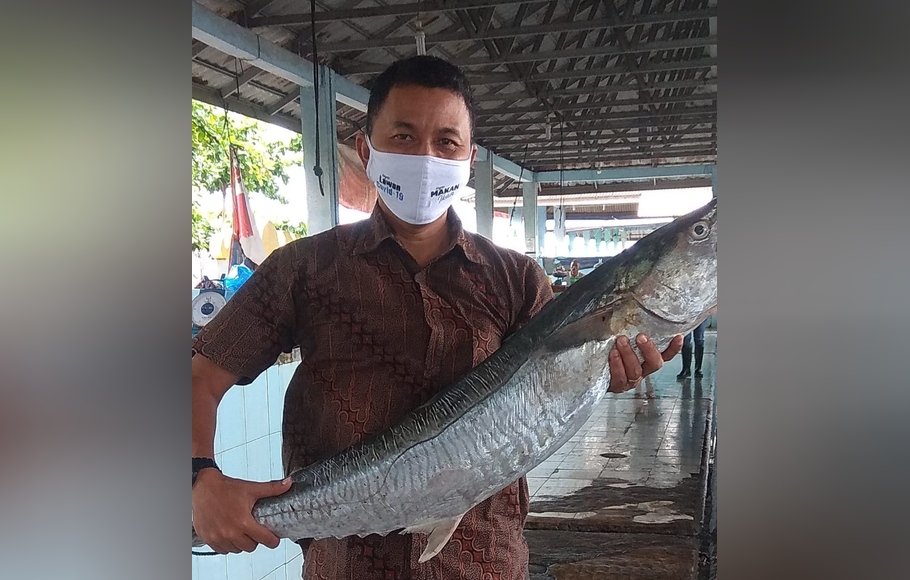 Plt Kepala Dinas Perikanan, Kabupaten Lampung Selatan, Dwi Jatmiko memperlihatkan ikan haisl tangkapan neayan di Lampung Selatan