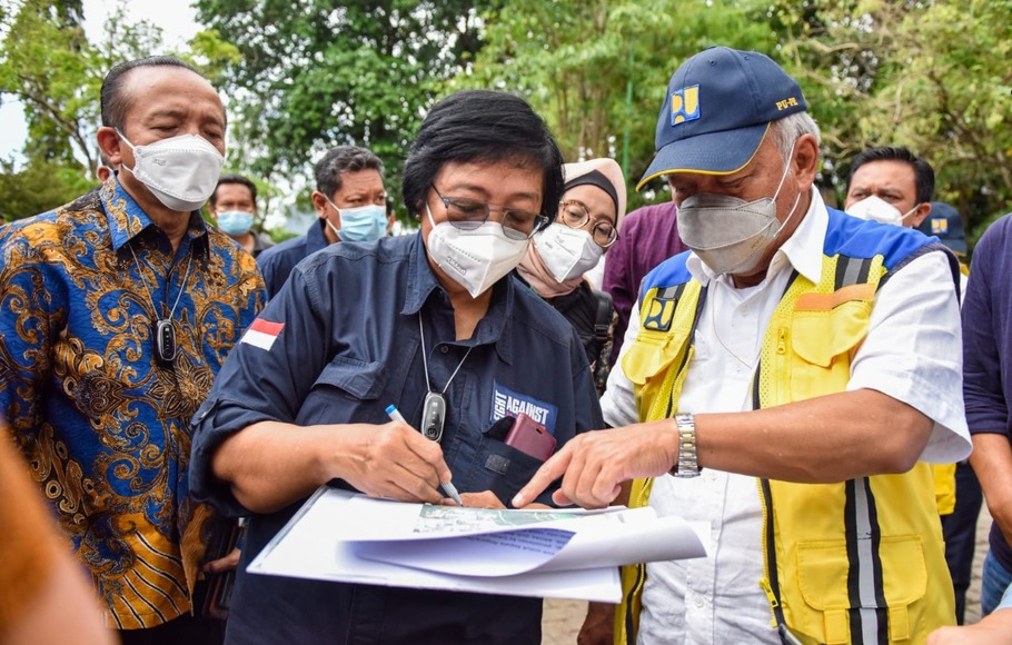 Menteri Lingkungan Hidup dan Kehutanan (LHK) Siti Nurbaya dan Menteri Pekerjaan Umum dan Perumahan Rakyat Basuki Hadimuljono melakukan pematangan rencana kesiapan showcase Konservasi Mangrove G-20 tahun 2022, di Provinsi Bali, Sabtu, 13 November 2021.