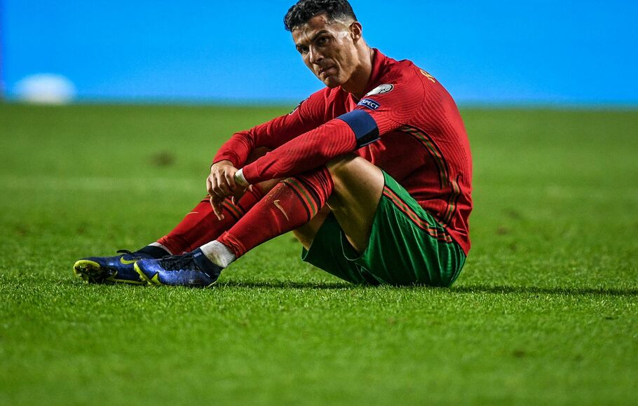 Ekspresi kekecewaan Cristiano Ronaldo usai Portugal dikalahkan Serbia di kualifikasi Piala Dunia 2022.