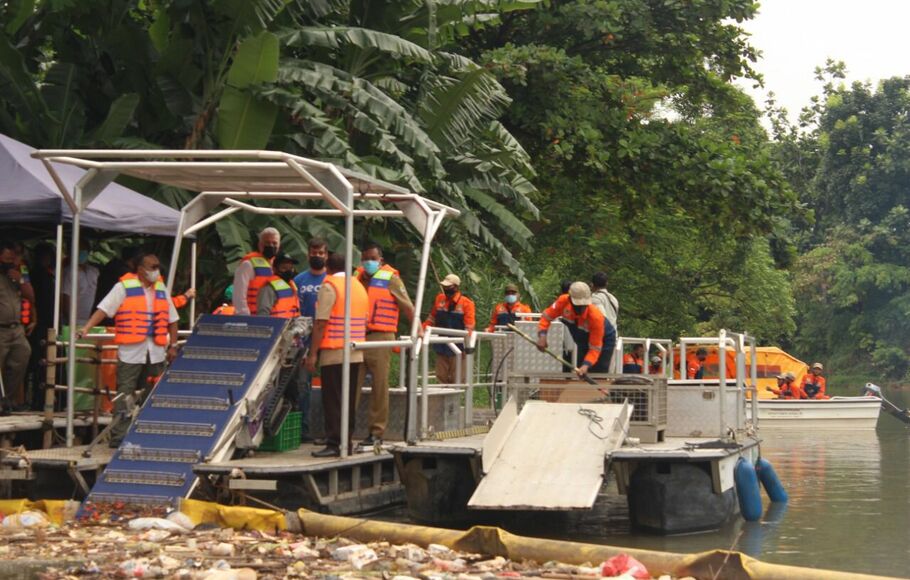 Wakil Wali Kota Bekasi, Tri Adhianto, mengambil sampah yang mengapung di Kali Bekasi menggunakan perahu See Hamster, Senin, 15 November 2021.