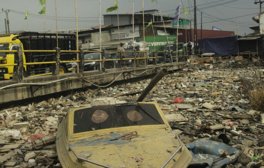 Puluhan ton sampah yang terbawa banjir rob menumpuk dan menutupi aliran kali Perancis di Kelurahan Dadap, Kecamatan Kosambi Kabupaten Tangerang, Banten.