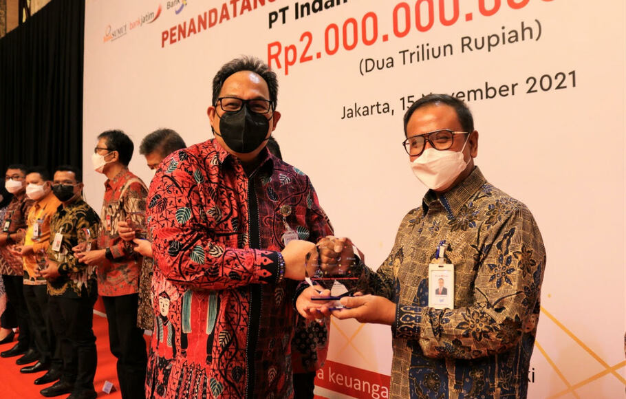 Situasi penandatanganan perjanjian kredit Sindikasi BPD SI dengan PT IKPP yang disaksikan Dirut Bank DKI, Fidri Arnaldy, Direktur Keuangan Bank DKI, Romy Wijayanto, Direktur Keuangan IKPP, Kurniawan Yuwono serta perwakilan Direksi masing-masing BPD di Jakarta, 15 November 2021.


