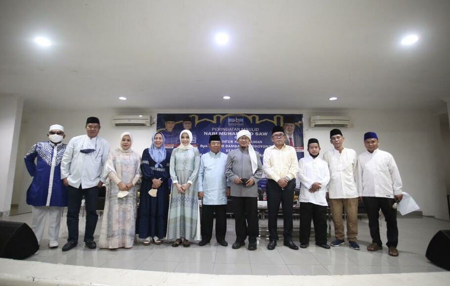 Para kader Partai Demokrat Jakarta Barat bersama AA Gym gelar doa untuk kesembuhan Presiden RI ke-6, SBY di Aula GOR Tanjung Duren, Grogol Petamburan, Jakarta Barat, Senin, 15 November 2021.