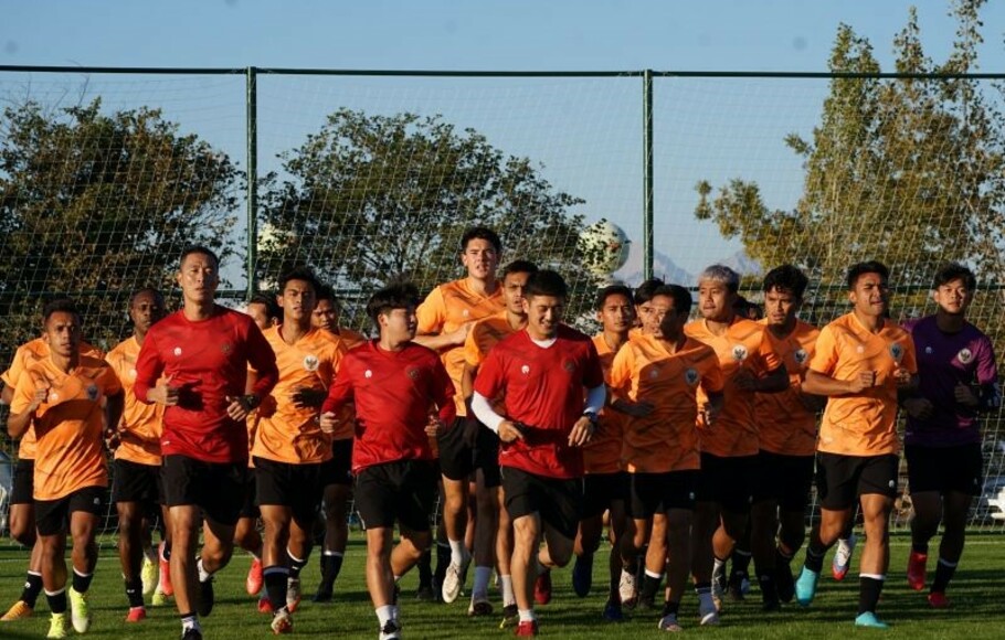 Tim nasional Indonesia menjalani latihan di Antalya, Turki, pada Jumat 12 November 2021. 