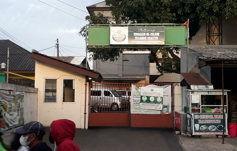 Ketiga terduga teroris merupakan pengurus Yayasan Al-Islam Islamic Center di Jalan Raya Kampung Sawah Nomor 39A, Kelurahan Jatimelati, Kecamatan Pondokmelati, Kota Bekasi yang ditangkap Densus 88, Selasa, 16 November 2021 pagi.