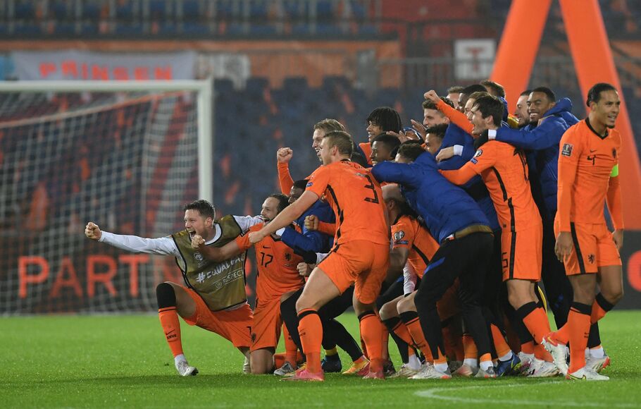 Timnas Belanda merayakan sukses lolos ke Piala Dunia 2022 setelah menundukkan Norwegia di Rotterdam, Selasa, 16 November 2022.