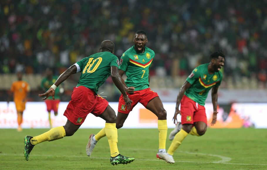 Pemain Kamerun, Karl Toko Ekambi (tengah), merayakan gol ke gawang Pantai Gading dalam kualifikasi Piala Dunia 2022 di Stadion Omnisport Ahmadou Ahidjo, Yaounde, Selasa, 16 November 2021.