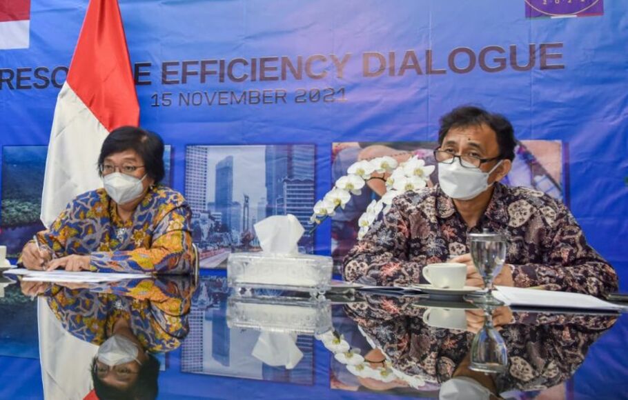 Menteri LHK Siti Nurbaya (kiri) saat menggelar pertemuan virtual dengan para pejabat setingkat menteri bidang lingkungan anggota G-20.