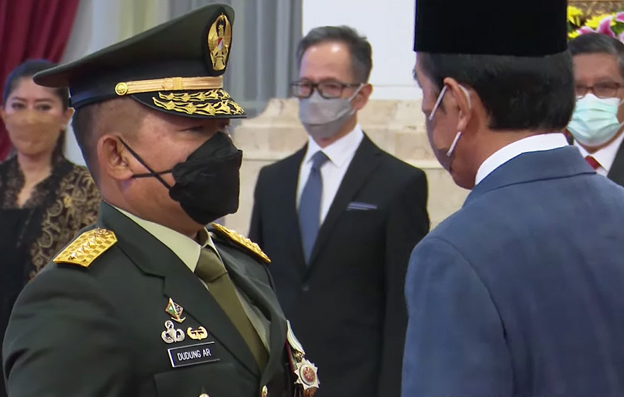 Presiden Joko Widodo (kanan) melantik Dudung Abdurachman sebagai Kepala Staf Angkatan Darat (KSAD) di Istana Negara, Jakarta, Rabu, 17 November 2021.