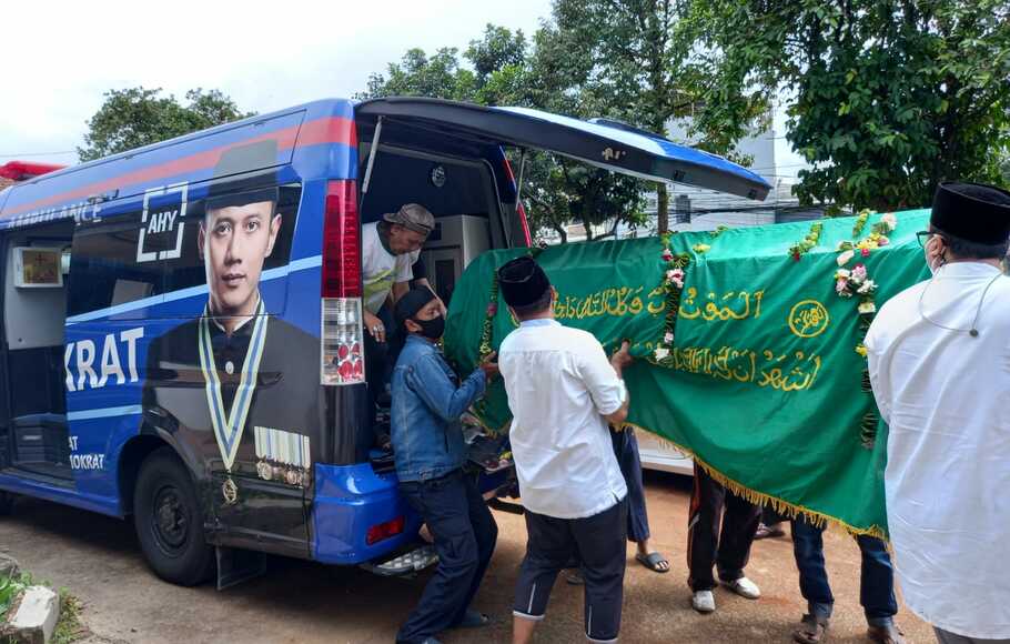 Ambulans milik Partai Demokrat membawa jenazah tokoh Partai Demokrat, Max Sopacua, menuju pemakaman keluarga di Ciomas, Kabupaten Bogor, Rabu, 17 November 2021. 