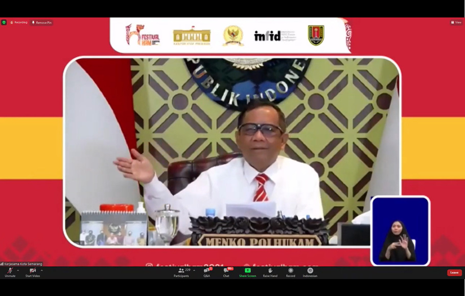 Menteri Koordinator Bidang Politik, Hukum, dan Keamanan Mahfud MD memberikan sambutan dalam rangkaian kegiatan Festival HAM 2021  secara virtual di Semarang, Jawa Tengah, Rabu, 17 November 2021.