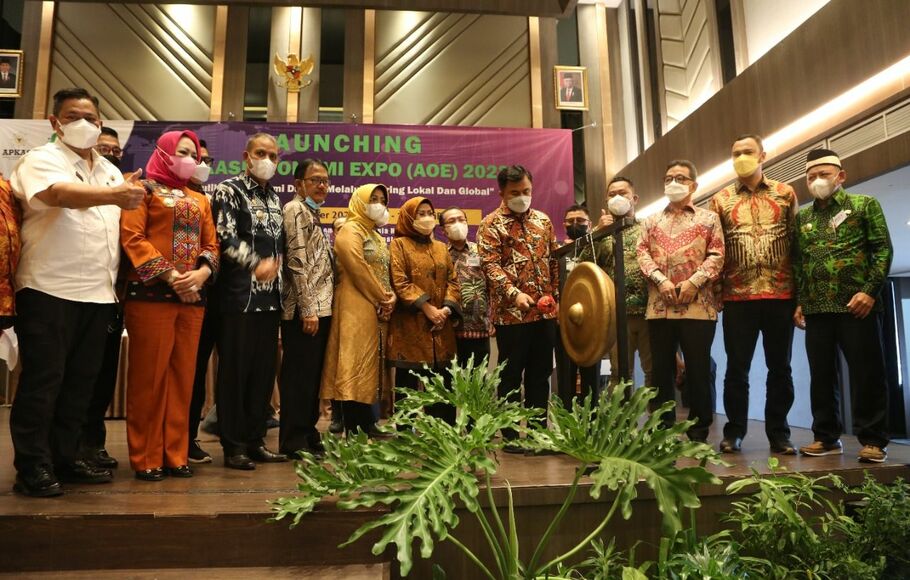 Ketua Umum Apkasi Sutan Riska Tuanku Kerajaan berfoto memukul gong ketika resmi melaunching Apkasi Otonomi Expo 2022 di Medan, Rabu, 17 November 2021.
