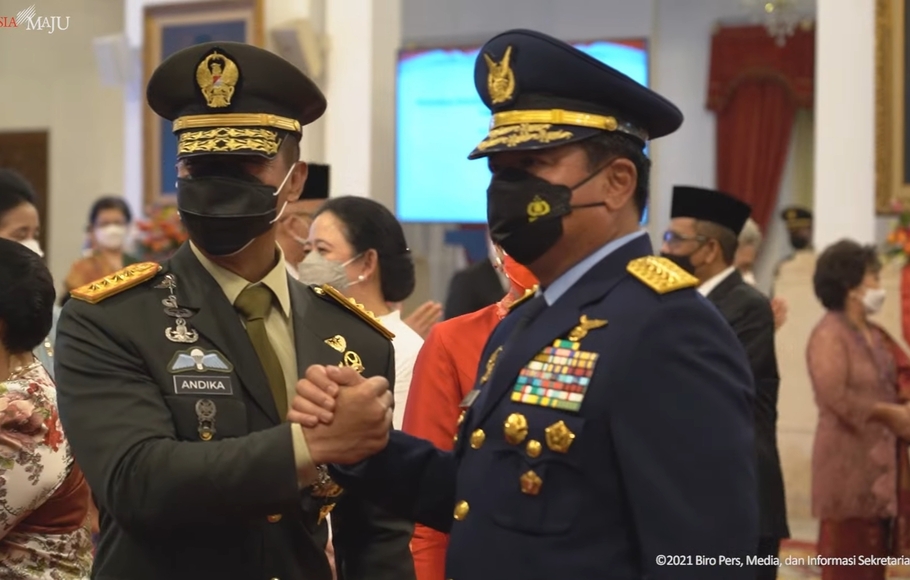 Panglima TNI Jenderal Andika Perkasa salam komando dengan mantan Panglima TNI Marsekal Hadi Tjahjanto seusai pelantikan di Istana Negara, Kompleks Istana Kepresidenan Jakarta, Rabu, 17 November 2021.