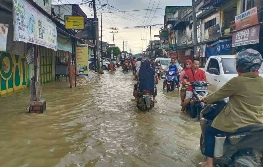 Banjir melanda lima desa di Kecamatan Dolok Masihul, Kabupaten Serdang Bedagai, Provinsi Sumatera Utara, pada Rabu, 17 November 2021.