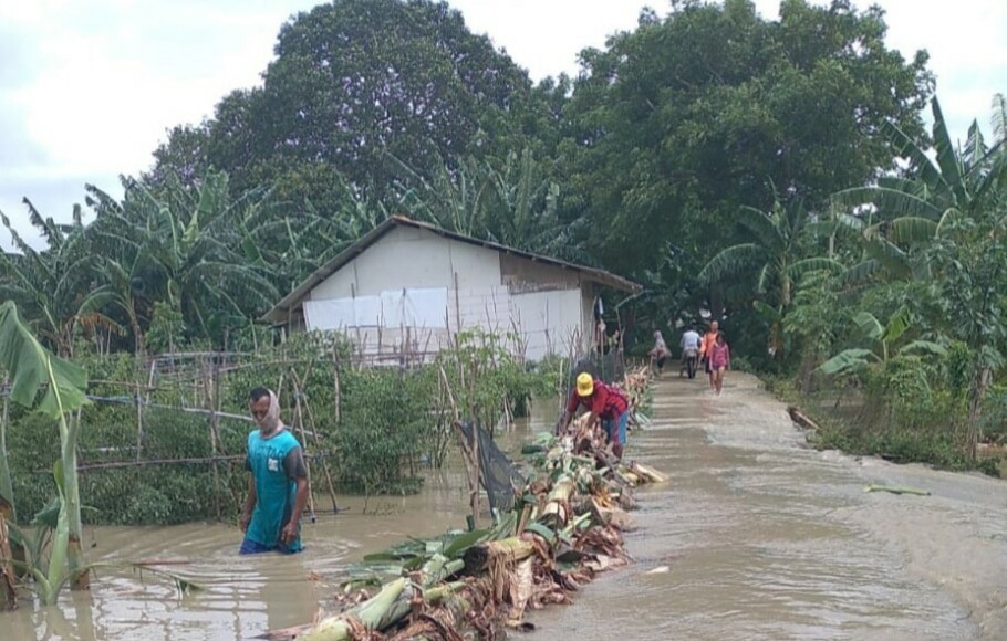 Dusun 1 Desa Pantaisederhana, Kecamatan Muaragembong, Kabupaten Bekasi, mengalami banjir rob dalam sebulan terakhir.
