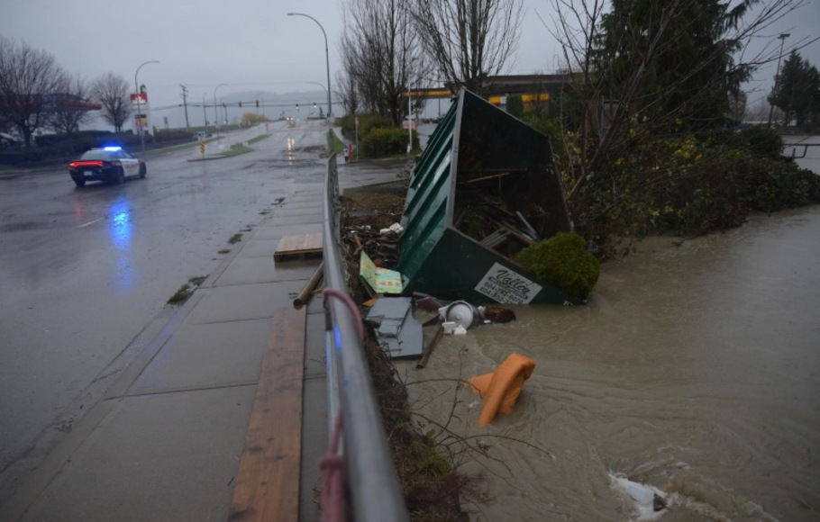 Pencucian dari daerah yang sebelumnya banjir terlihat di dekat Whatcom Road di Abbotsford, British Columbia pada Kamis 18 November 2021.