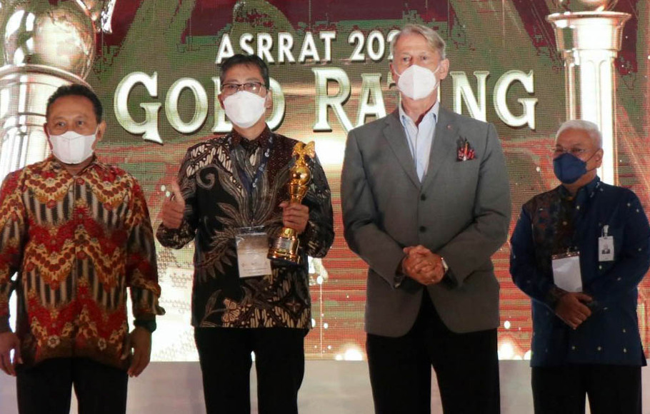 Dirut Bank Jatim Busrul Iman (dua dari kiri) saat menerima penghargaan di ajang Gold Rank ASRRAT 2021.