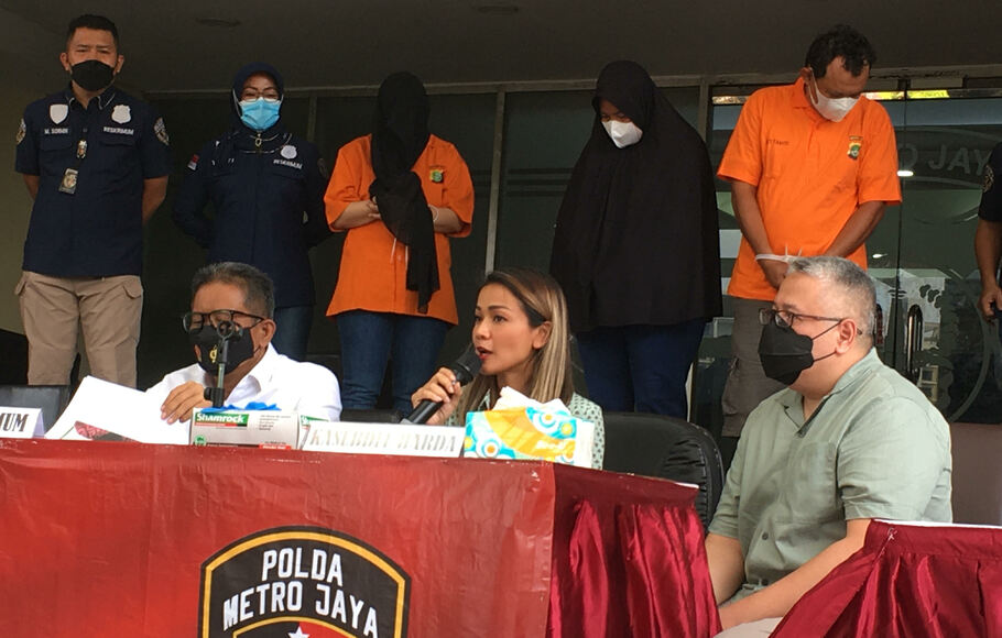 Artis Nirina Zubir (tengah) memberikan keterangan kepada wartawan terkait kasus mafia tanah yang menimpa diri dalam jumpa pers di Mapolda Metro Jaya, Kamis 18 November 2021.

