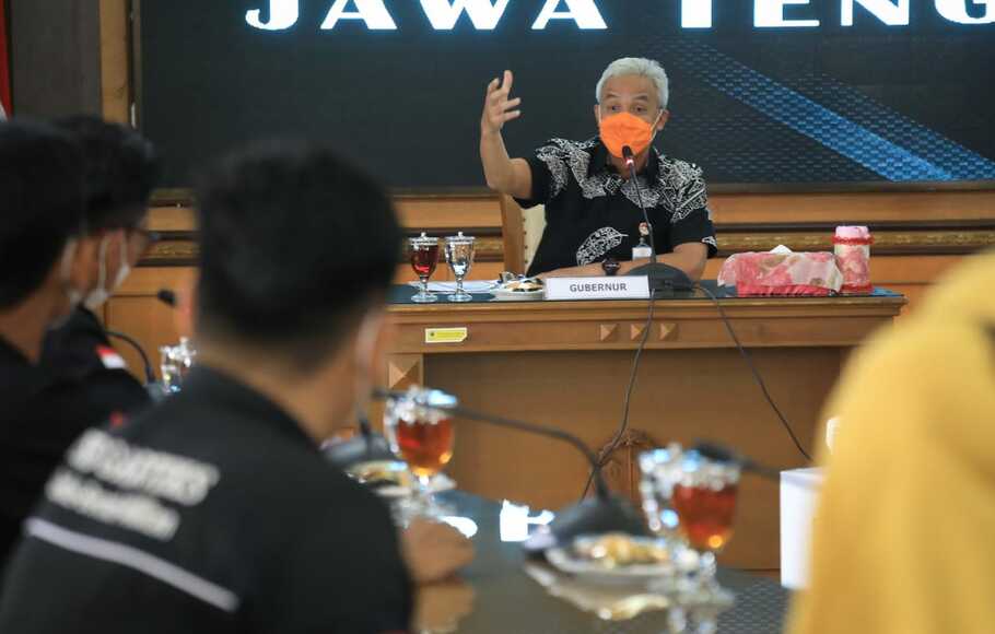 Gubernur Jawa Tengah Ganjar Pranowo bertemu Konfederasi Serikat Buruh Seluruh Indonesia (KSBSI) Jateng di kantornya, Jumat 19 November 2021.