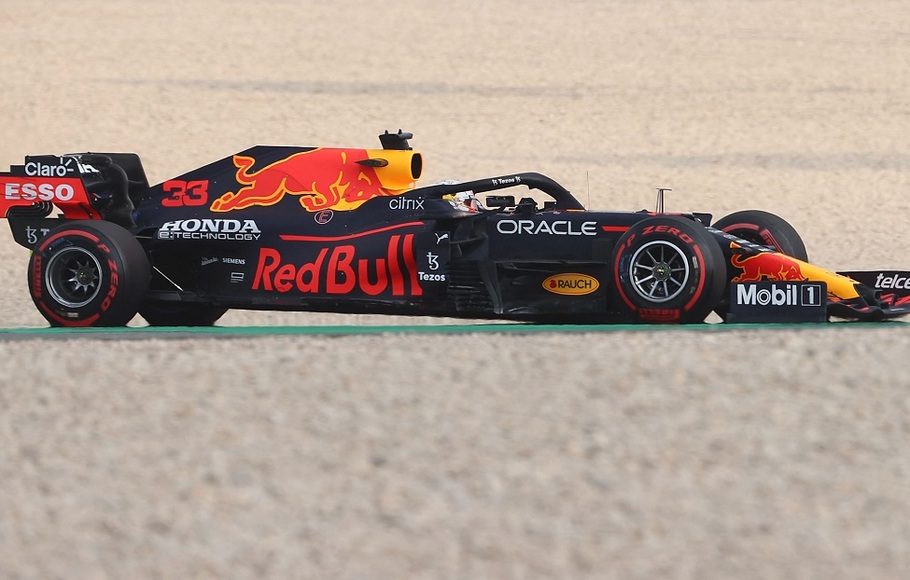 Pembalap tim Red Bull asal Belanda Max Verstappen memacu mobilnya di sesi latihan pertama jelang Grand Prix Formula 1 Qatar di Sirkuit Internasional Losail, di kota Lusail, pada 19 November 2021. 