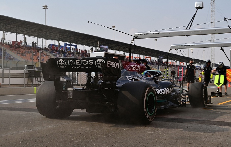 Pembalap Mercedes asal Inggris Lewis Hamilton bersiap melakukan sesi latihan pertama jelang Grand Prix Formula 1 Qatar di Sirkuit Internasional Losail, di kota Lusail, pada 19 November 2021. 