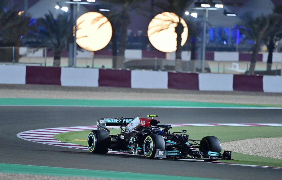 Pembalap Mercedes asal Finlandia, Valtteri Bottas tampil di sesi latihan kedua jelang Grand Prix Formula 1 Qatar di Sirkuit Internasional Losail, di kota Lusail, pada 19 November 2021. 