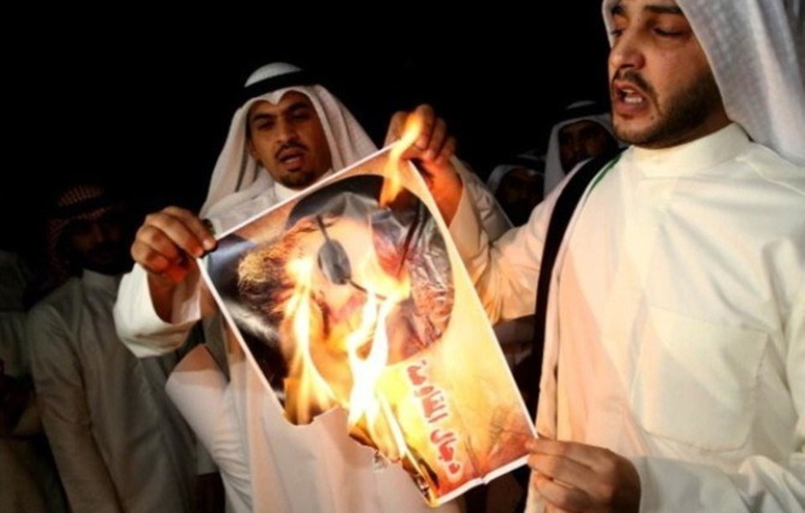 Sekelompok warga Kuwait berdemonstrasi untuk memprotes Hizbullah.